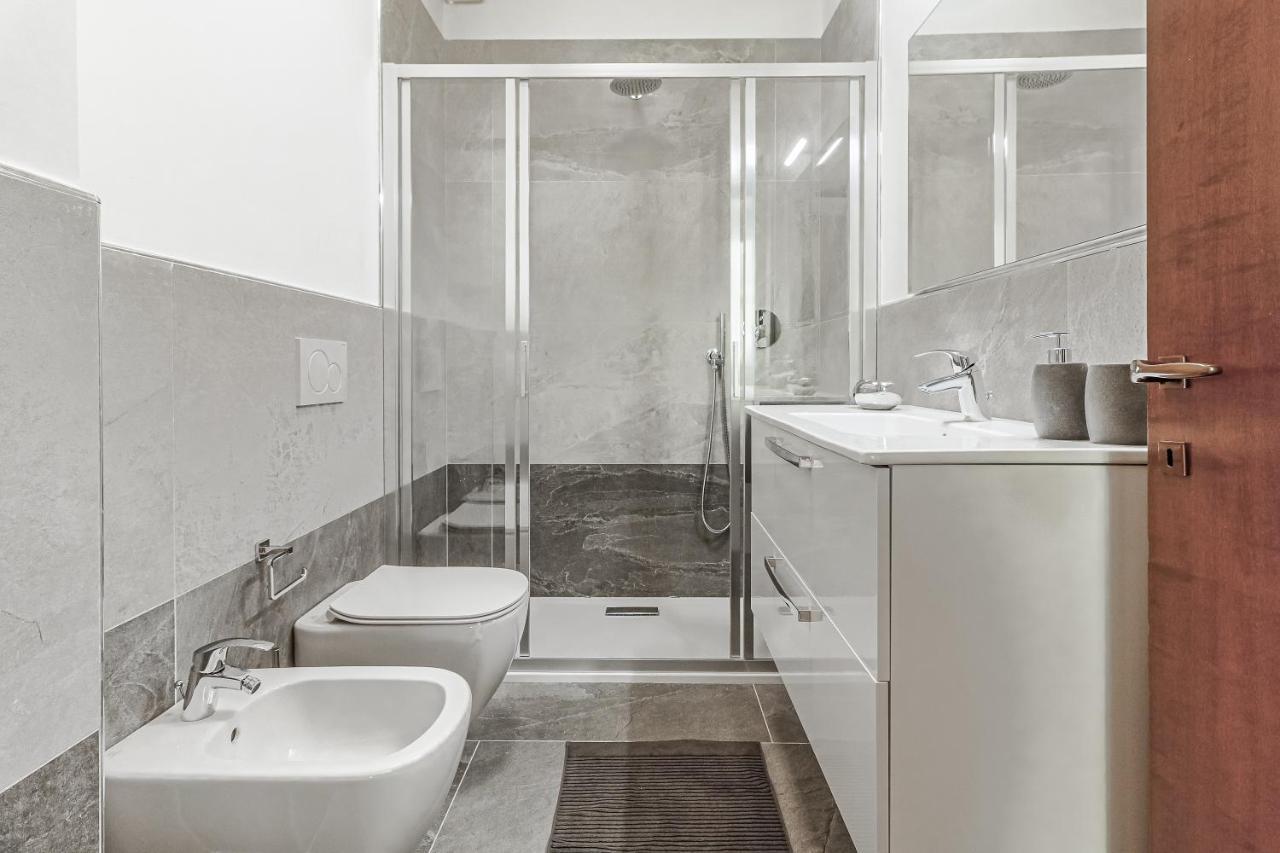 Stunning View Lakeside Apartment - Larihome A11 그라베도나 외부 사진
